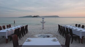 Outdoor dining - SCARLET SAILS VILLA (Koh Rong)