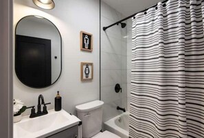 Hair dryer, towels, soap, shampoo - Mid-Term 4Bed/2Bath, 2x King Beds, 2x Queen Beds (Oak Lawn)