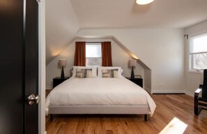 4 soverom, skrivebord, strykejern/-brett og reiseseng for barn