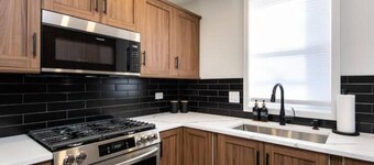 Mid-Term 4Bed/2Bath, 2x King Beds, 2x Queen Beds