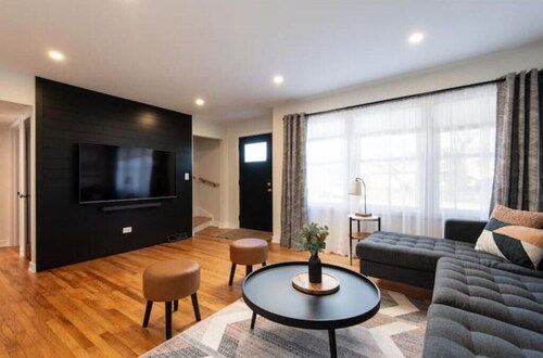 Mid-Term 4Bed/2Bath, 2x King Beds, 2x Queen Beds