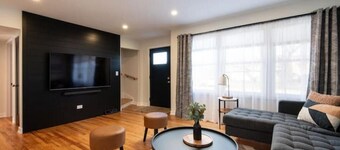 Mid-Term 4Bed/2Bath, 2x King Beds, 2x Queen Beds