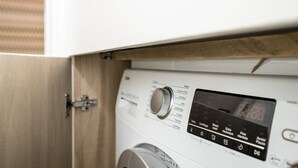 Een wasmachine met een digitaal display en bedieningspaneel.