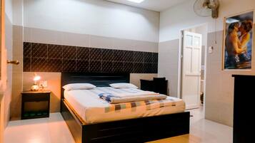 Standard Room | Desk, soundproofing, bed sheets