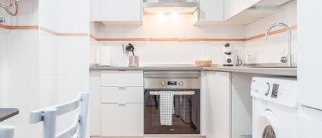 Een koelkast, een magnetron, een oven, een vaatwasser