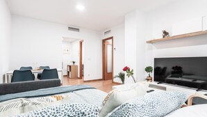 3 habitaciones, tabla de planchar con plancha y acceso a internet 