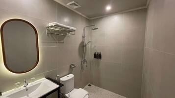 Habitación superior con 2 camas individuales | Baño | Secador de pelo y zapatillas