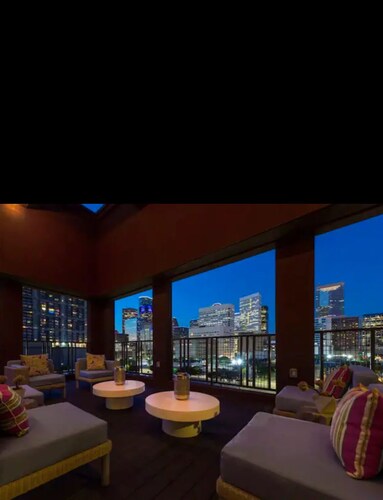 Downtown Luxury Oasis /  Parking , Amazing Pool