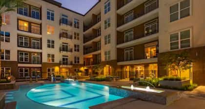 Downtown Luxury Oasis / Parking , Amazing Pool