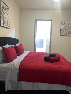 2 Schlafzimmer, Schreibtisch, Bügeleisen/Bügelbrett, Reisekinderbett