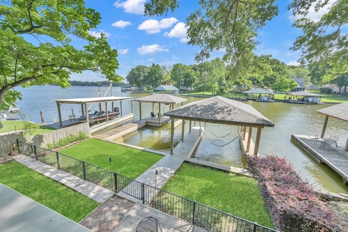 The Marlin House: Waterfront Escape with Dock, Outdoor Kitchen & Stunning Views!