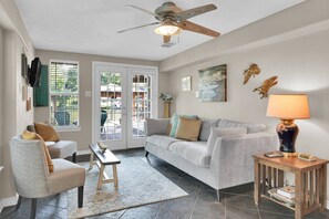 スマートテレビ、テーブルサッカー台、書庫、ステレオ