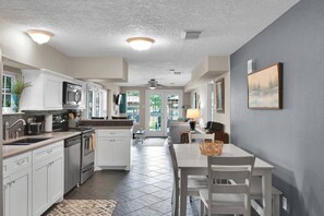 冷蔵庫、電子レンジ、オーブン、コンロ