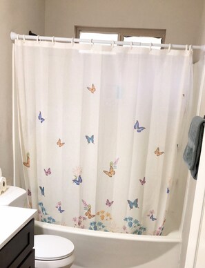 SĂšche-cheveux, serviettes fournies, savon, papier toilette