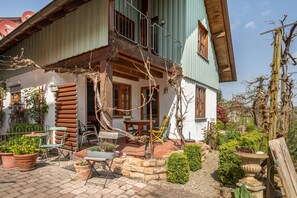 Outdoor dining - Kräutergärtle, 1-room apartment, 25sqm with terrace, max. 3 persons (Immenstaad am Bodensee)