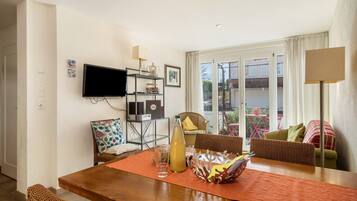 TV, tavolo da ping pong