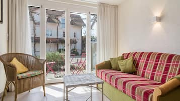 Een televisie en een tafeltennistafel