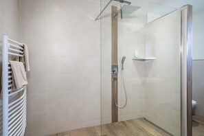 Dusche, Haartrockner, HandtĂŒcher