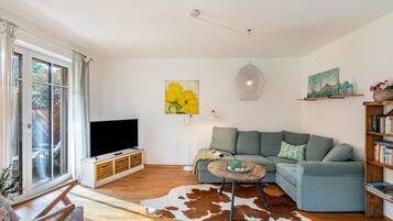 Een televisie en een stereo