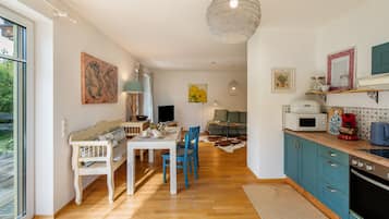 Een koelkast, een magnetron, een oven, een kookplaat