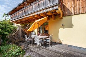 Outdoor dining - Apartment "Tegernseele" with Mountain View, Private Terrace & Wi-Fi (Gmund)