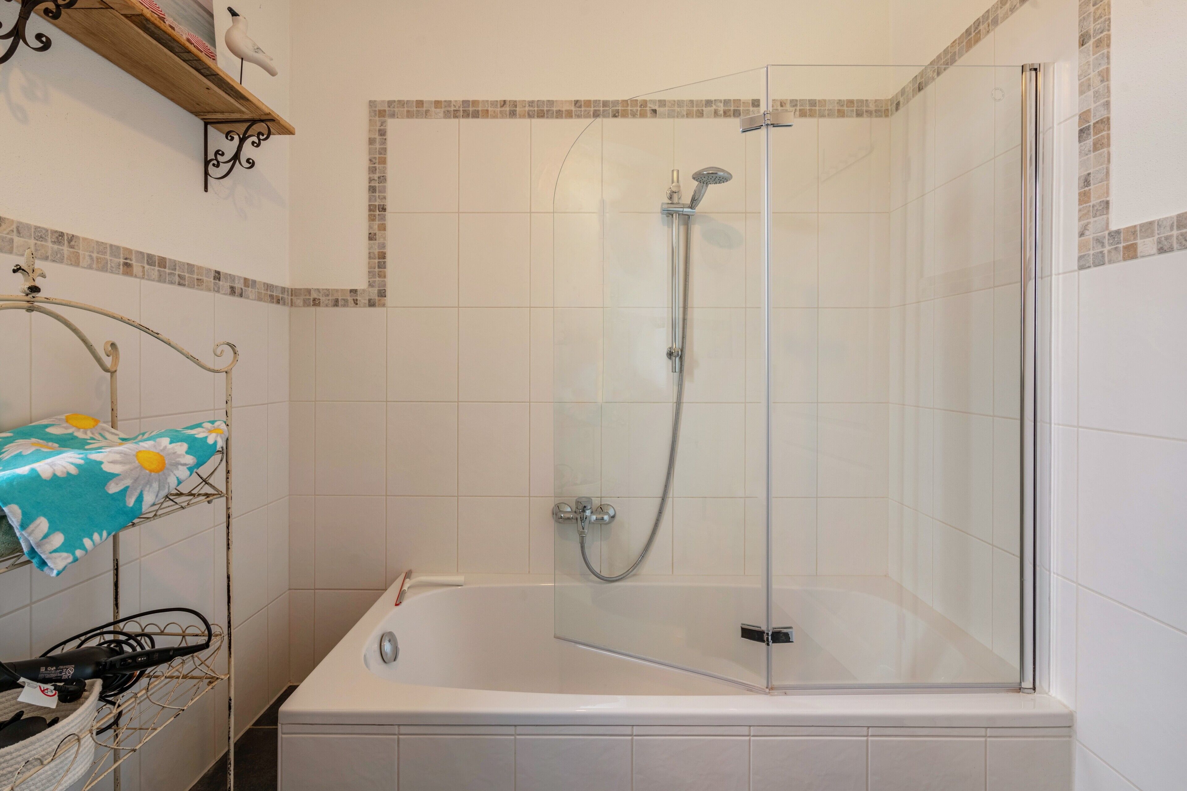Douche, sèche-cheveux, serviettes fournies