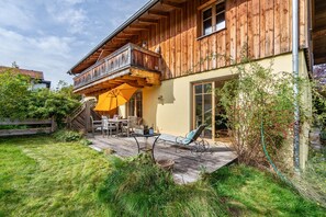 Outdoor dining - Apartment "Tegernseele" with Mountain View, Private Terrace & Wi-Fi (Gmund)
