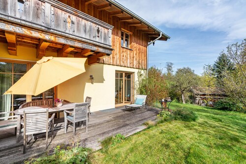 Apartment "Tegernseele" with Mountain View, Private Terrace & Wi-Fi