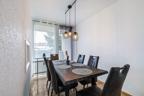 Dining - Apartment 'Bruchköbel 1 auch Für Monteure' with Balcony and Wi-Fi (Bruchköbel)