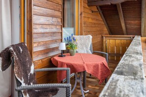 Outdoor dining - Apartment 'Schloßberg' with Mountain View, Balcony and Wi-Fi (Hopferau)