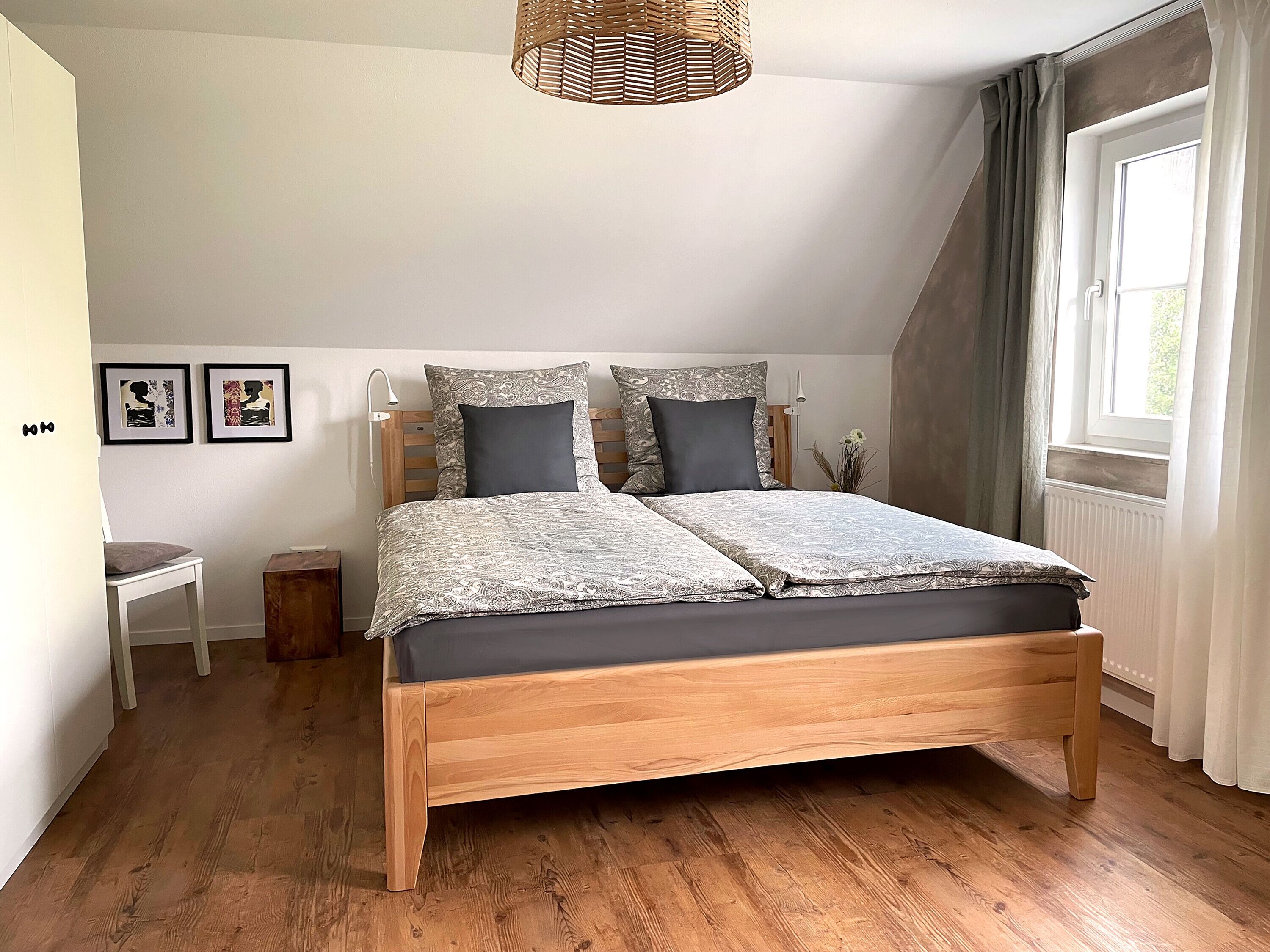 2 室のベッドルーム、WiFi (無料)、ベッドシーツ