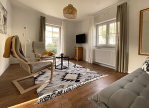 TV - Holiday Home 'Haus Silberberg' with Private Terrace, Private Garden and Wi-Fi (Haslach im Kinzigtal)