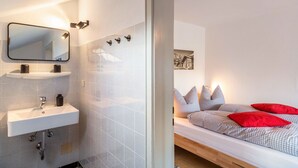 A bathroom with a sink, mirror, and wall-mounted towel racks. - Studio Apartment 'Haus Latschenhang 3 Soiernblick' with Mountain View, Balcony and Wi-Fi (Mittenwald)