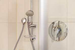 Douche, sèche-cheveux, serviettes fournies