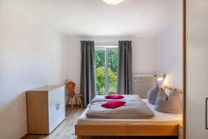 1 bedroom, free WiFi, bed sheets - Apartment 'Haus Latschenhang 5 Karwendel' with Mountain View, Private Terrace and Wi-Fi (Mittenwald)