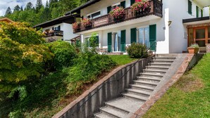 Ein zweigeschossiges Gebäude mit Balkon, Treppe und einem Schild, auf dem 'Haus Endenbach' steht.