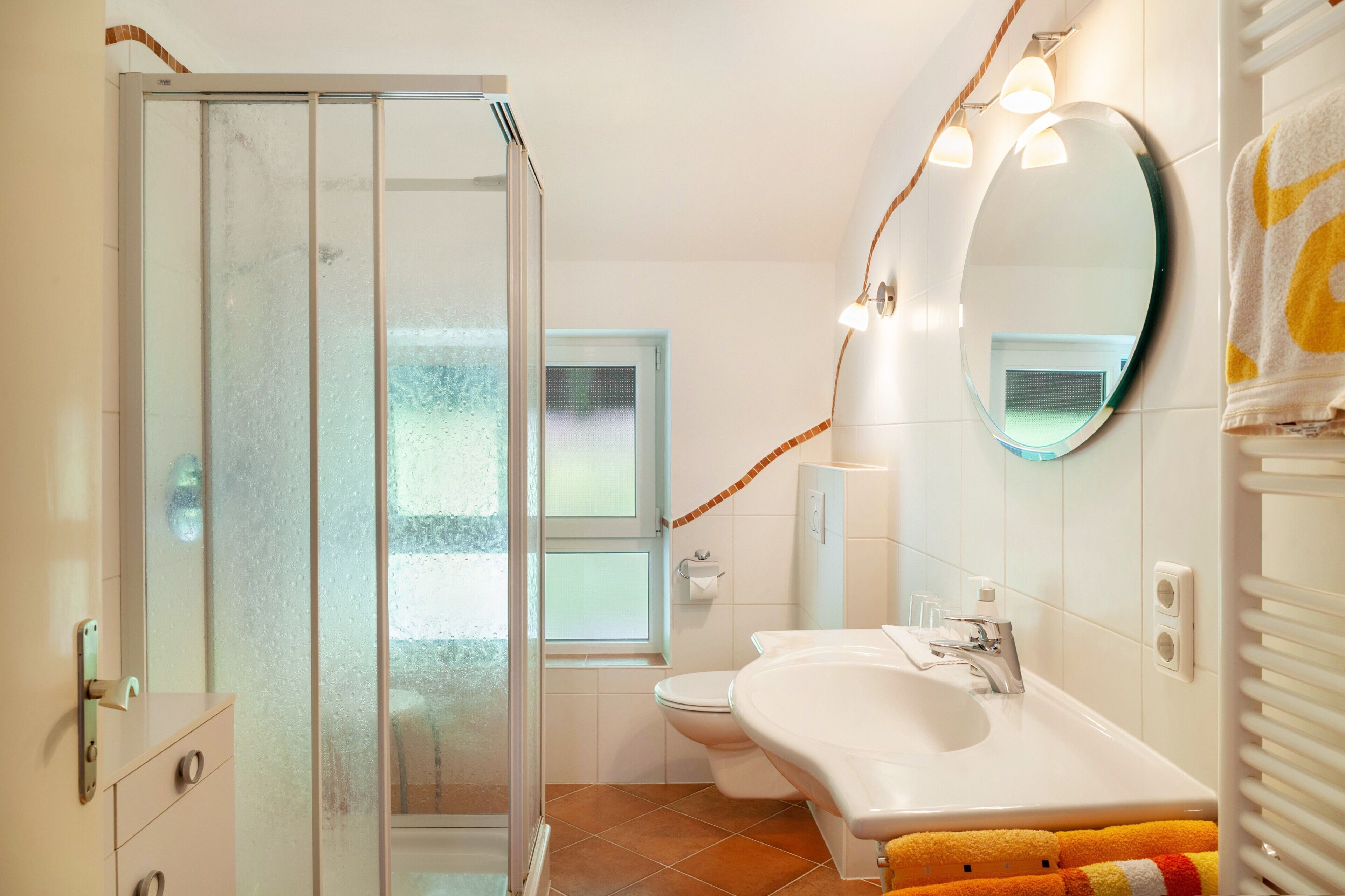 Dusche, kostenlose Toilettenartikel, Haartrockner, Handtücher