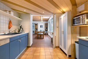 Geladeira, micro-ondas, cooktop, lava-louças