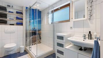 Douche, sĂšche-cheveux, serviettes fournies