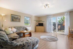 TV - Holiday Apartment "Schober" with Private Terrace, Private Garden & Wi-Fi (Dresden)