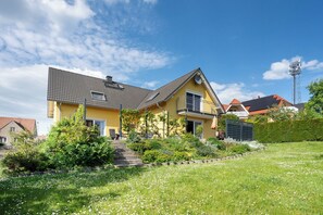 Exterior - Holiday Apartment "Schober" with Private Terrace, Private Garden & Wi-Fi (Dresden)