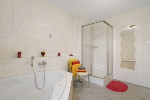 Een douche, een haardroger, handdoeken