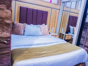 Premium bedding, free WiFi, bed sheets - Owee Hotel Exclusive Apartments & Suites (Lagos)