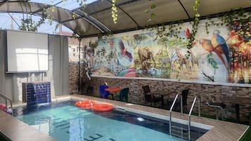 4 outdoor pools
