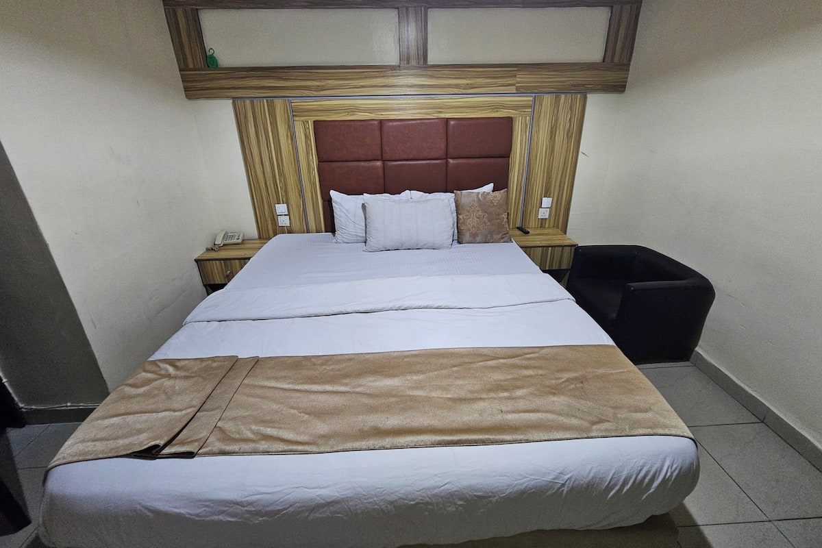 Superior Single Room | Premium bedding, WiFi (free), bed sheets