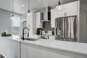 Een koelkast, een microgolfoven, een oven, een kookplaat