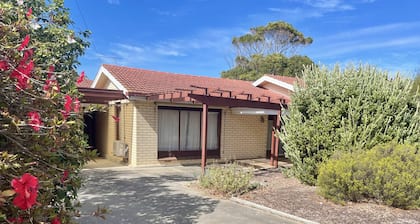 Lacey’s Holiday House - 5 minute walk to town precinct