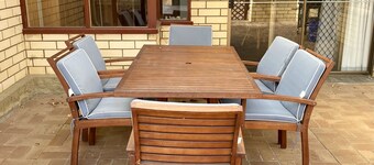 Lacey’s Holiday House - 5 minute walk to town precinct