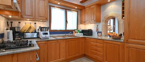 Réfrigérateur, un four, surface de cuisson, lave-vaisselle