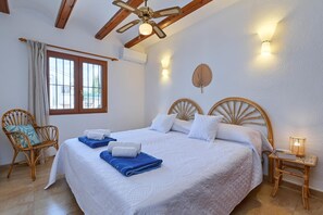 3 habitaciones, tabla de planchar con plancha, wifi y ropa de cama 